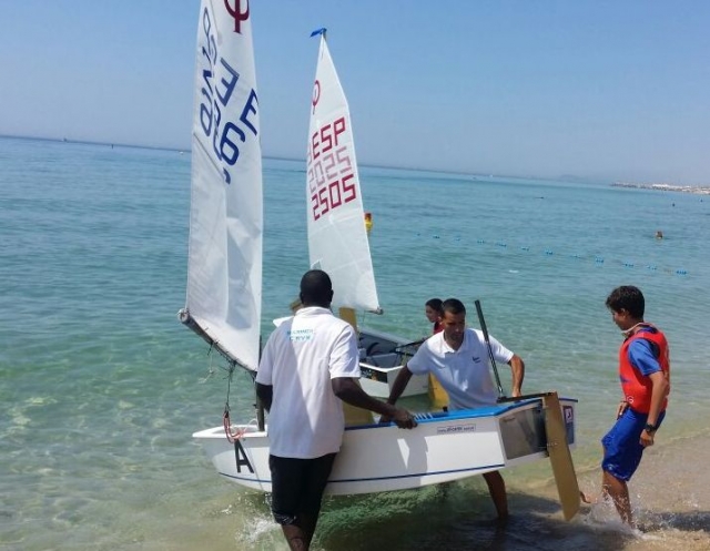 llevando la embarcacion al agua